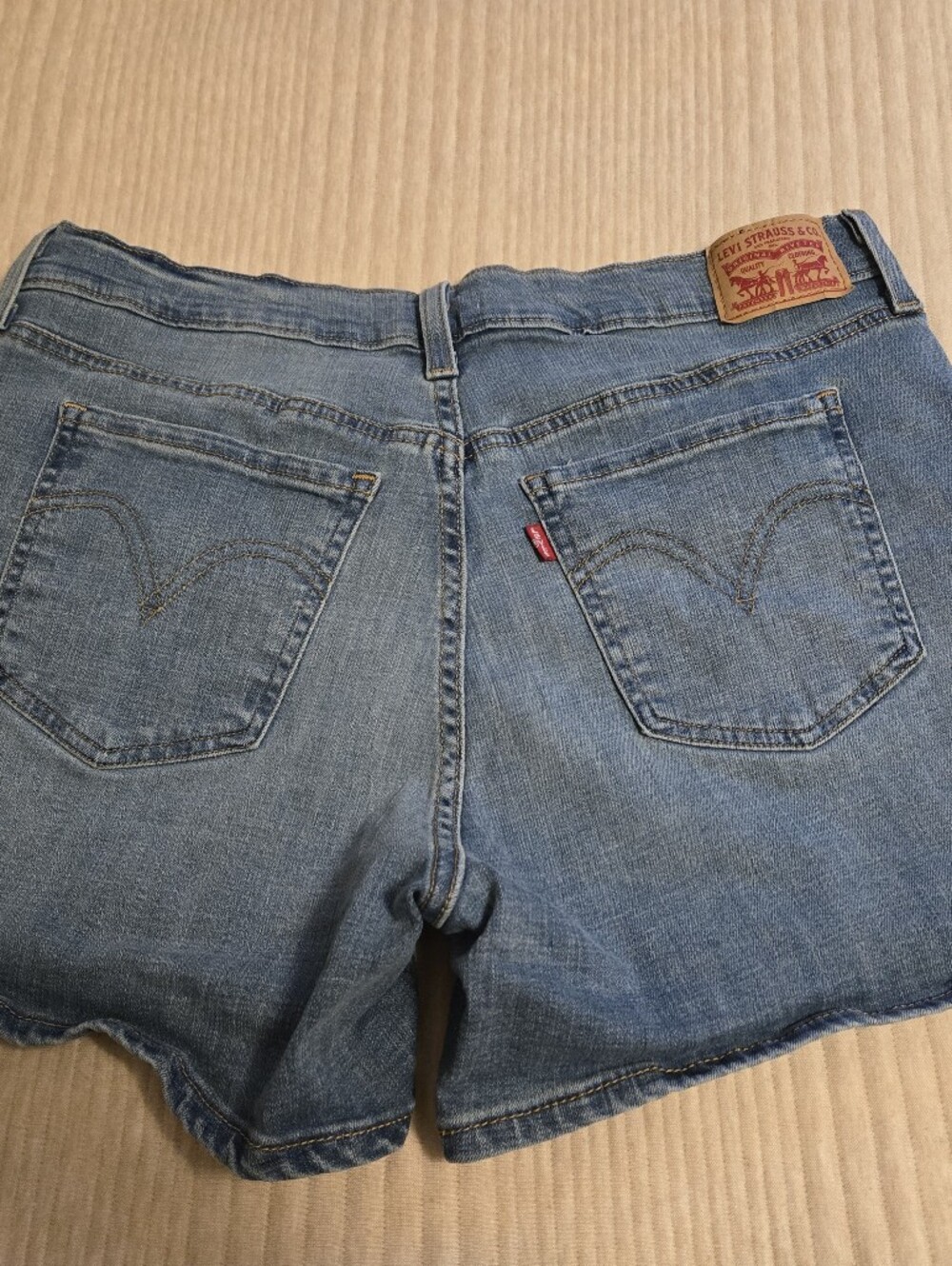 LEVI'S Women's Medium Blue Denim Mid Length Shorts. Size 32.
